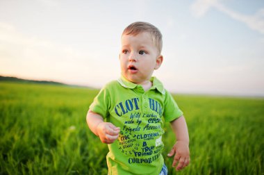 Akşamları yeşil çayırlarda tatlı bir çocuk..