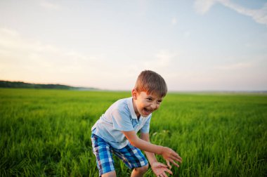 Akşamları yeşil çayırlarda tatlı bir çocuk..