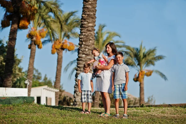 Türkiye 'de üç çocuklu bir anne avuç içlerine dayanıyor.