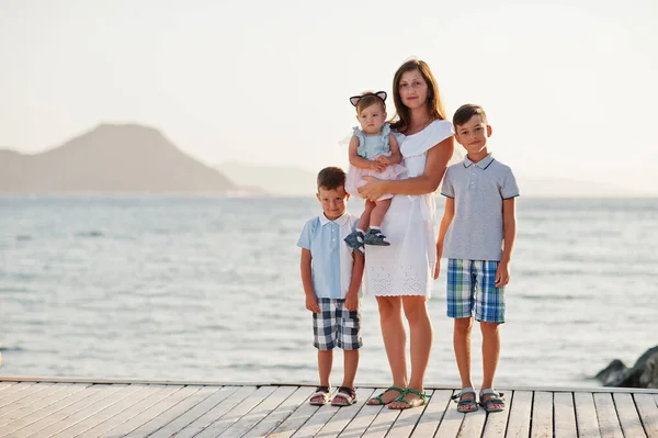 Mãe Com Três Filhos Turquia Resort Contra Mar Mediterrâneo Stand — Fotografia de Stock