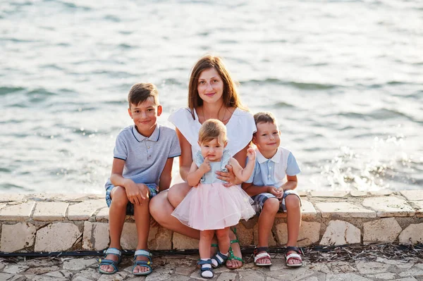 Mãe Com Três Filhos Turquia Recorrer Contra Mar Mediterrâneo — Fotografia de Stock