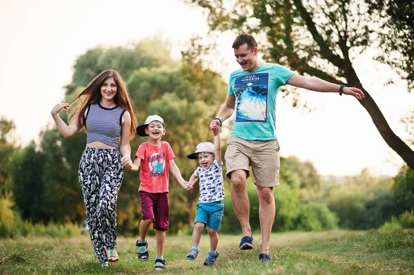 Gelukkig Jong Gezin Moeder Vader Twee Kinderen Zoon Natuur Plezier — Stockfoto