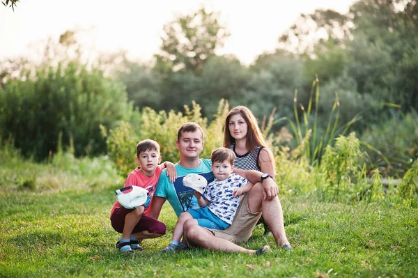 Jovem Família Feliz Mãe Pai Dois Filhos Filho Natureza Divertindo — Fotografia de Stock