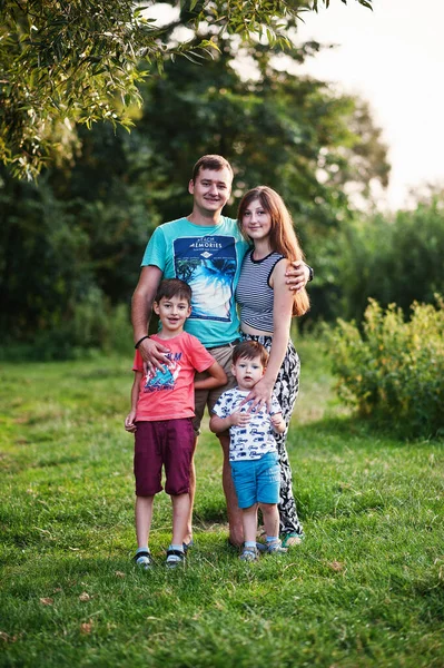 Mutlu Genç Aile Anne Baba Iki Çocuk Doğada Eğleniyor — Stok fotoğraf