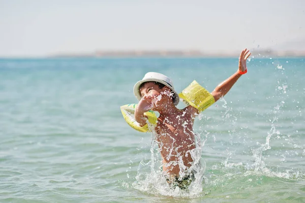 Menino Usa Chapéu Panamá Inflável Sleeve Nadando Mar Vermelho — Fotografia de Stock