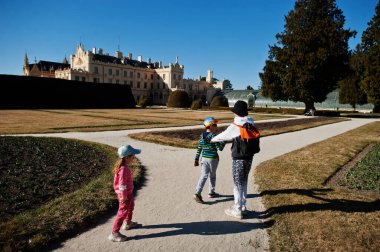 Çek Cumhuriyeti Lednice parkında yürüyen üç çocuk..
