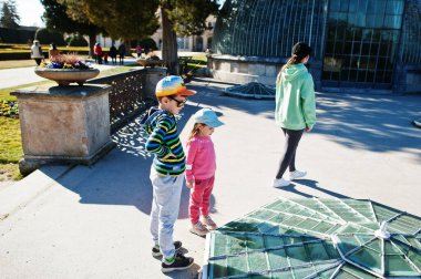 Lednice Şato Parkı, Çek Cumhuriyeti 'nde iki çocuklu bir anne..