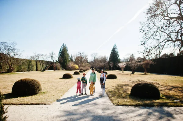 Madre Con Cuatro Hijos Parque Lednice República Checa — Foto de Stock