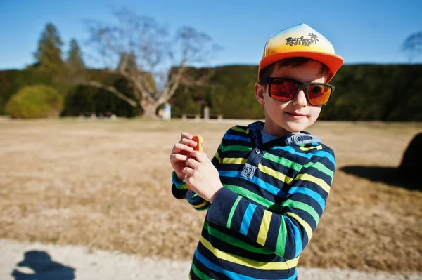 捷克共和国莱德尼斯公园 戴着帽子和太阳镜的男孩正在打电话拍照 — 图库照片