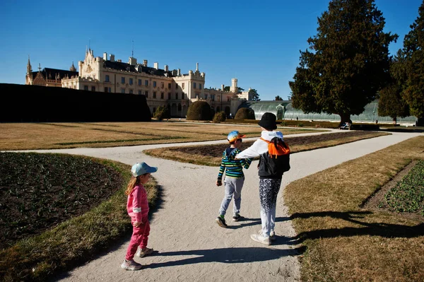 Tres Niños Caminando Parque Lednice República Checa —  Fotos de Stock