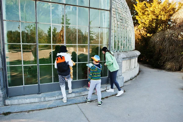 Mère Avec Quatre Enfants Parc Château Lednice République Tchèque — Photo