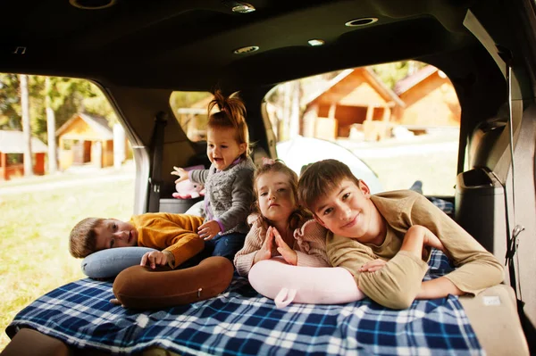 Négy Gyerekes Család Jármű Belsejében Gyerekek Csomagtartóban Utazás Autóval Hazudozás — Stock Fotó