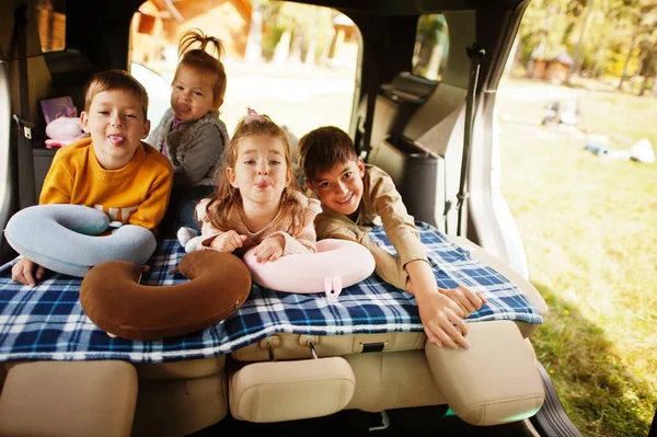 Négy Gyerekes Család Jármű Belsejében Gyerekek Csomagtartóban Utazás Autóval Hazudozás — Stock Fotó
