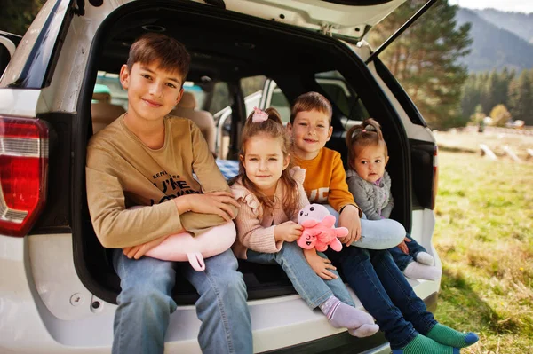 Négy Gyerekes Család Jármű Belsejében Gyerekek Ülnek Csomagtartóban Utazás Autóval — Stock Fotó
