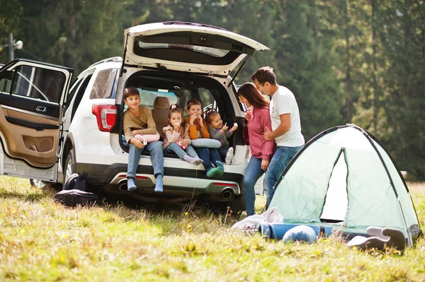 Grande Famiglia Quattro Figli Bambini Nel Bagagliaio Viaggiare Auto Montagna — Foto Stock