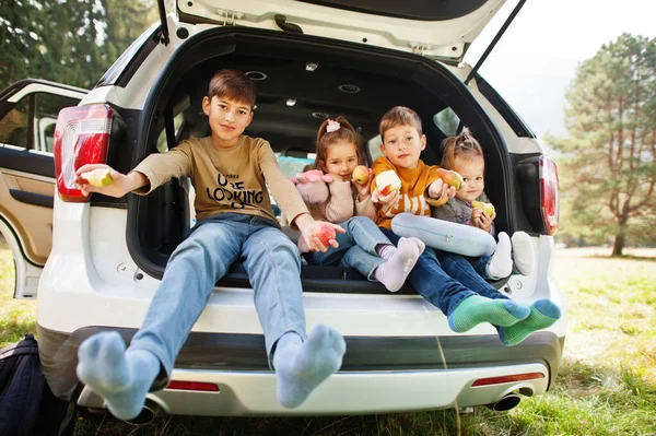 Family Four Kids Eat Apples Vehicle Interior Children Sitting Trunk — Stock Photo, Image