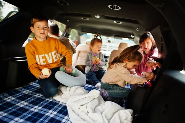 Anya Négy Gyerekkel Kocsi Belsejében Gyerekek Csomagtartóban Utazás Autóval Hazudozás — Stock Fotó