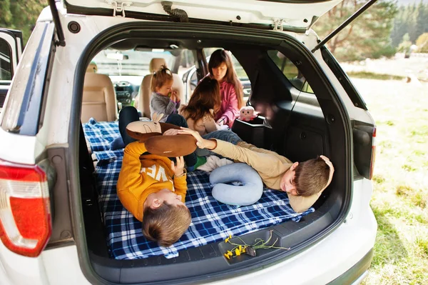 Two Brothers Fighting Pillows Vehicle Interior Children Trunk Traveling Car — Stock Photo, Image