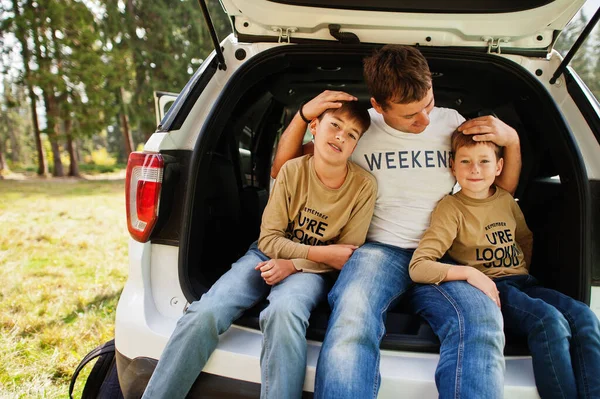 Család Jármű Belsejében Apa Fiaival Gyerekek Csomagtartóban Utazás Autóval Hegyekben — Stock Fotó