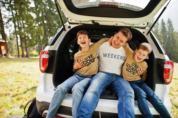 내부에 있습니다 아버지와 아들들 트렁크에 아이들 속에서 자동차로 여행하는 — 스톡 사진