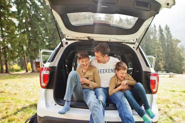 내부에 있습니다 아버지와 아들들 트렁크에 아이들 속에서 자동차로 여행하는 — 스톡 사진