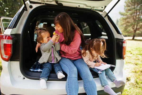 내부에 있습니다 어머니와 트렁크에 아이들 속에서 자동차로 여행하는 — 스톡 사진