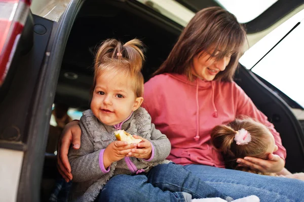Család Jármű Belsejében Anya Lányaival Gyerekek Csomagtartóban Utazás Autóval Hegyekben — Stock Fotó