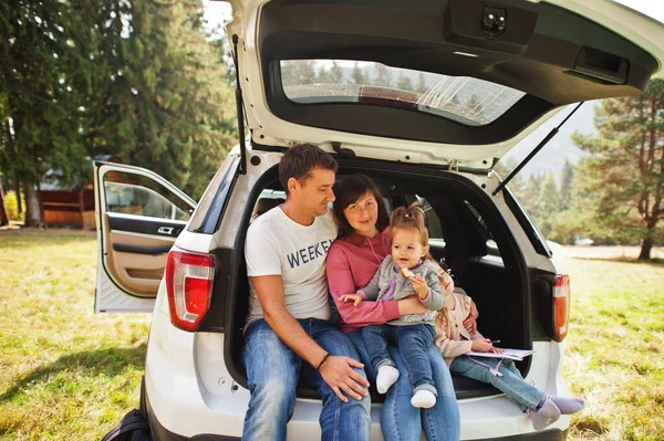 차안에 이있는 가족이요 트렁크에 아이들 속에서 자동차로 여행하는 — 스톡 사진