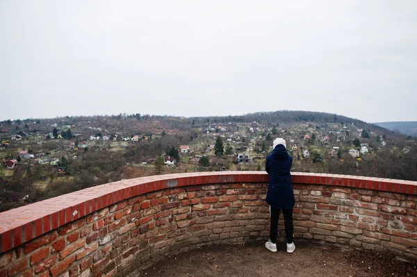 Chłopiec Patrząc Panoramę Znojmo Czechach — Zdjęcie stockowe