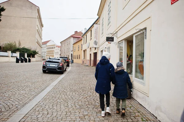 Мальчики Гуляют Старому Городу Зноймо Южно Моравской Области Чешской Республики — стоковое фото