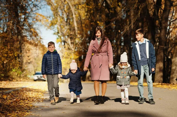 Мать Четырьмя Детьми Осеннем Парке Семейная Прогулка Осеннем Лесу — стоковое фото