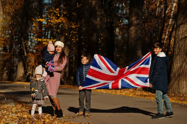 National Holiday United Kingdom Family British Flags Autumn Park Britishness — Stock Photo, Image