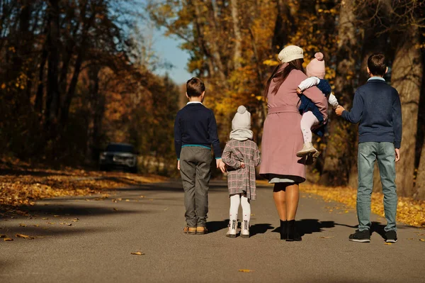 Mutter Mit Vier Kindern Herbstpark — Stockfoto