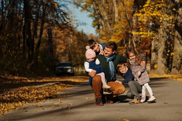 Vater Mit Vier Kindern Herbstpark — Stockfoto