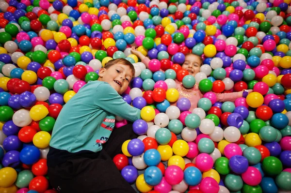 Bruder Und Schwester Spielen Der Bunten Kugelgrube Indoor Spielplatz Der — Stockfoto