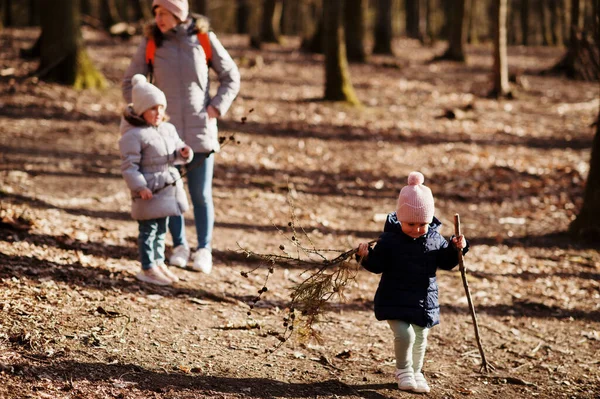 Mãe Com Filhas Usar Jaqueta Chapéu Início Floresta Primavera — Fotografia de Stock