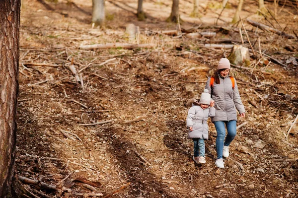 Mor Med Dotter Bär Jacka Och Hatt Tidig Vårskog — Stockfoto