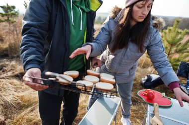 Çam ormanında bir güvertede aile barbeküsü. Izgarayla barbekü günü.