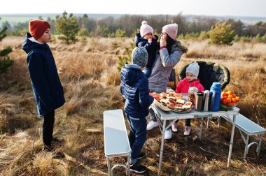 Çam ormanında bir güvertede aile barbeküsü. Izgarayla barbekü günü.