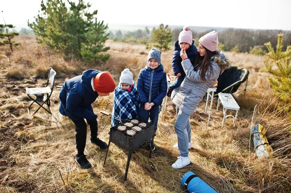 Çam ormanında bir güvertede aile barbeküsü. Izgarayla barbekü günü.