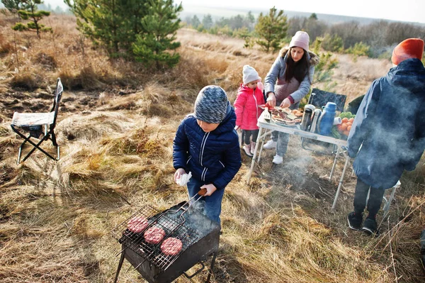 Çam ormanında bir güvertede aile barbeküsü. Izgarayla barbekü günü.