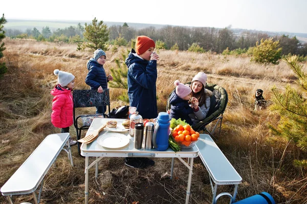Çam ormanında bir güvertede aile barbeküsü. Izgarayla barbekü günü.