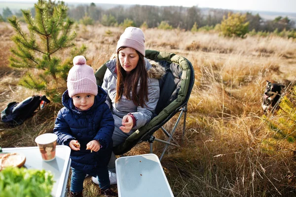 Anne ve kızı çam ormanında mangal yapıyor..