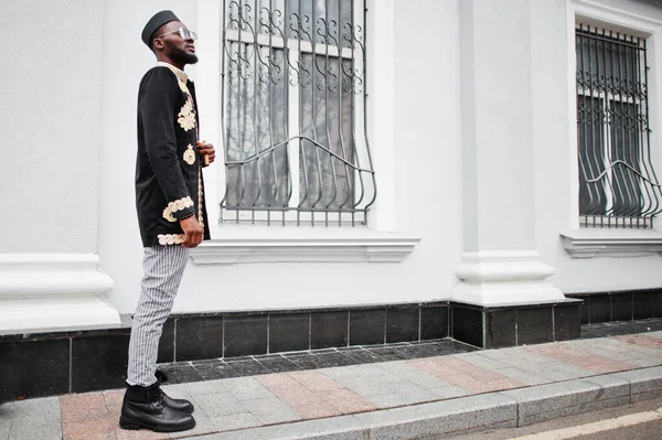 Мега Стильний Африканський Чоловік Традиційній Куртці Модний Чорний Хлопець Капелюсі — стокове фото