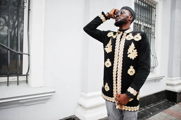 Mega Homem Africano Elegante Pose Jaqueta Tradicional Tipo Preto Moda — Fotografia de Stock