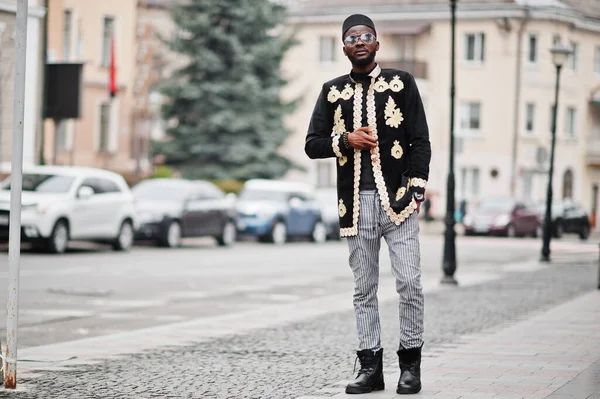 Mega Snygg Afrikansk Man Traditionell Jacka Pose Fashionabel Svart Kille — Stockfoto