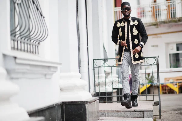 Mega Hombre Africano Con Estilo Pose Chaqueta Tradicional Chico Negro — Foto de Stock