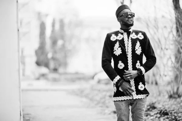 Mega Hombre Africano Con Estilo Pose Chaqueta Tradicional Chico Negro — Foto de Stock