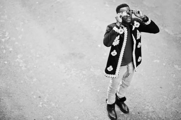 Мега Стильний Африканський Чоловік Традиційній Позі Піджака Дивний Чорний Хлопець — стокове фото