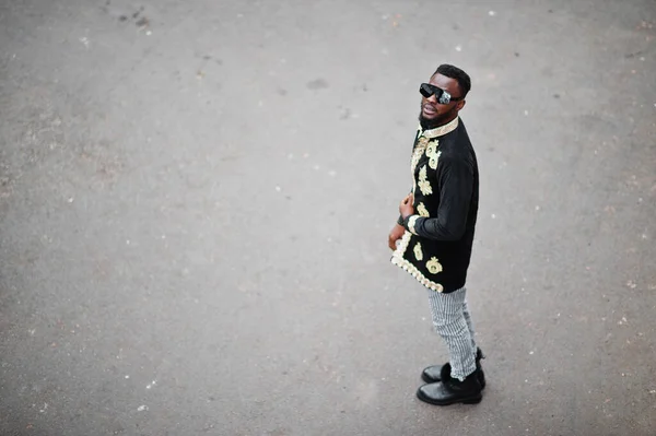 Mega Hombre Africano Con Estilo Pose Chaqueta Tradicional Chico Negro —  Fotos de Stock